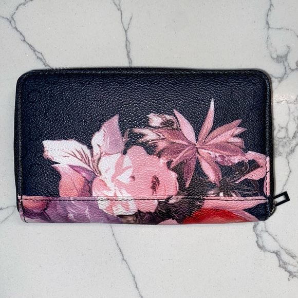 Guess Wallet - Picture 3 of 15